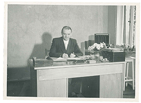 Firmengründer Josef Lauer an seinem Schreibtisch.