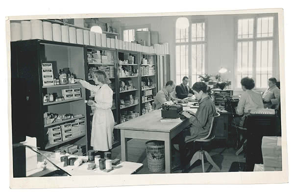 Altes Bild der Büroräume und Mitarbeiter von Lauer.